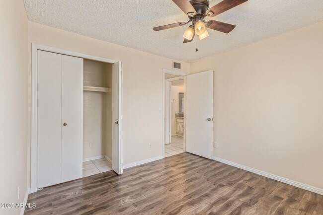 Building Photo - 533 W Guadalupe Rd