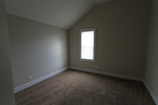 Building Photo - Beauty is on the inside! Outstanding 2-Bed...