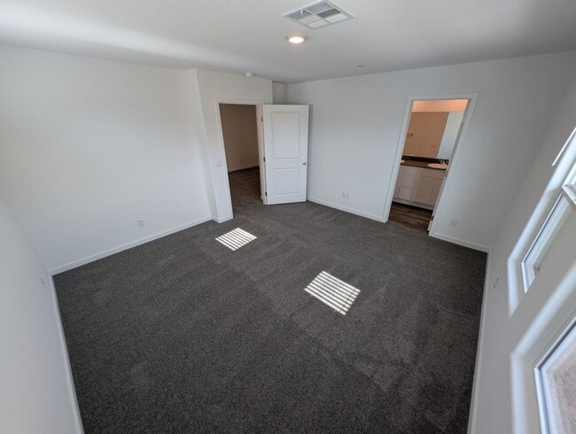 Building Photo - 924 Violet Heron St