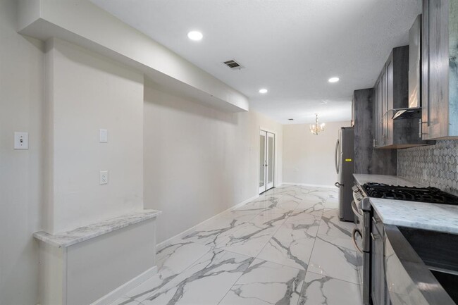 Building Photo - 606 Pinebrook Ln