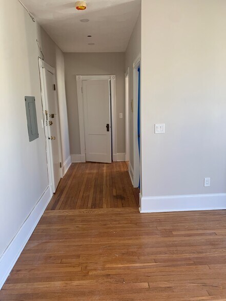 Building Photo - 131 Park Dr