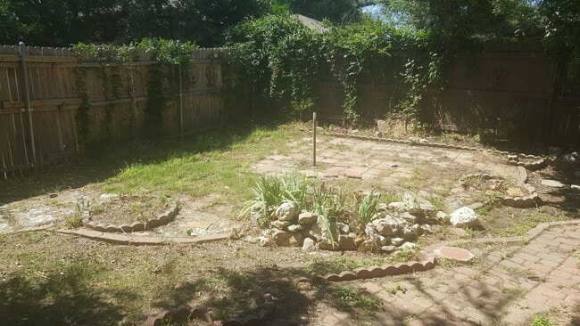 Building Photo - One Side of Duplex is Waiting for You- 2 Bed- 2 Bath- Lake Worth on Cul De Sac- 76135