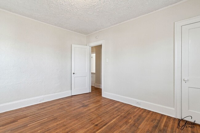 Building Photo - Stunning 3 Bedroom 1 Bath Colonial - Detroit