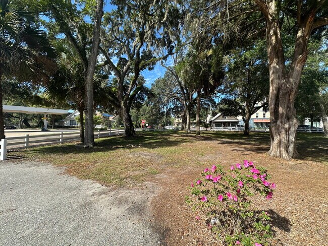 Building Photo - Low Country Cottage located in the Heart of Bluffton!