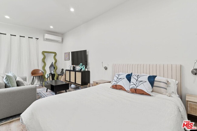 Building Photo - 11038 Blix St