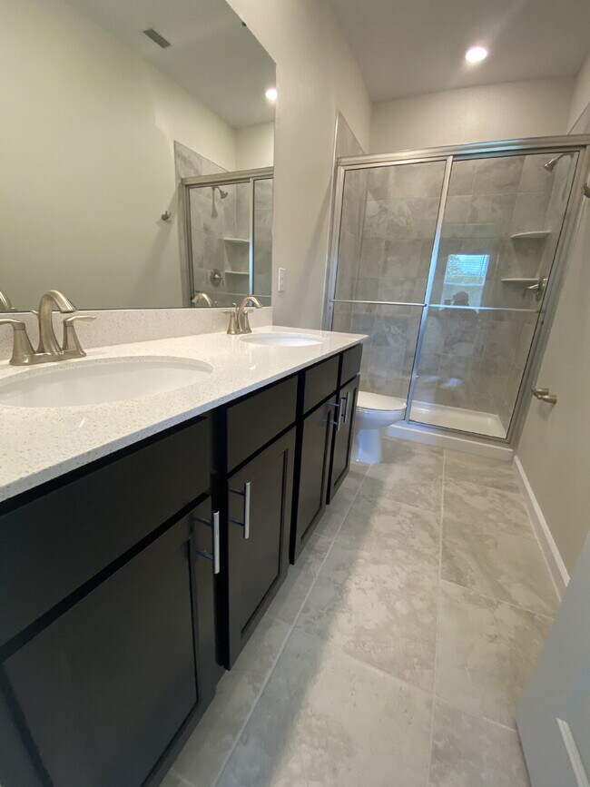 Building Photo - "Charming 3-Bedroom Oasis with 2.5 Baths i...