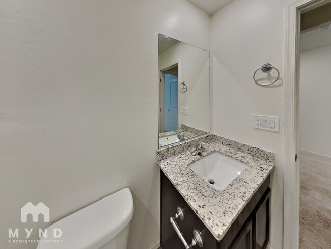 Building Photo - 282 S Oak St