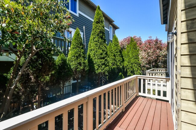 Building Photo - 3BR/3.5BA Craftsman Townhome w/ 2-Car Garage in Prime Seattle Location