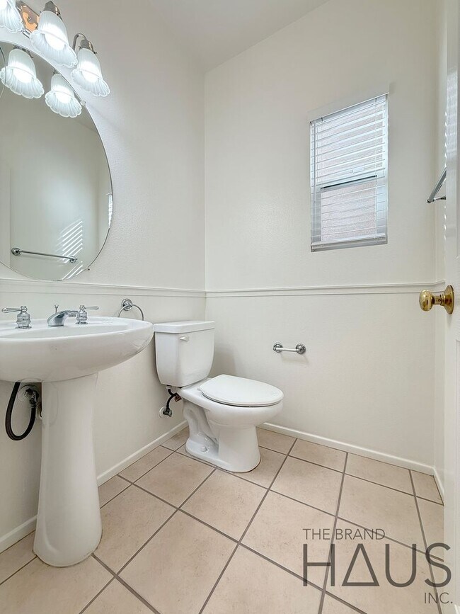 Building Photo - Desirable Oak Creek Community Detached Home with Two Car Garage