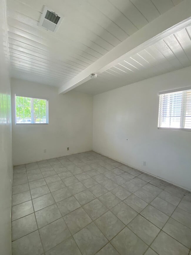 Building Photo - Nice 3 bedroom 1 bath with office Walking ...