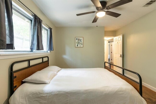 Building Photo - 1707 Deerfield Dr