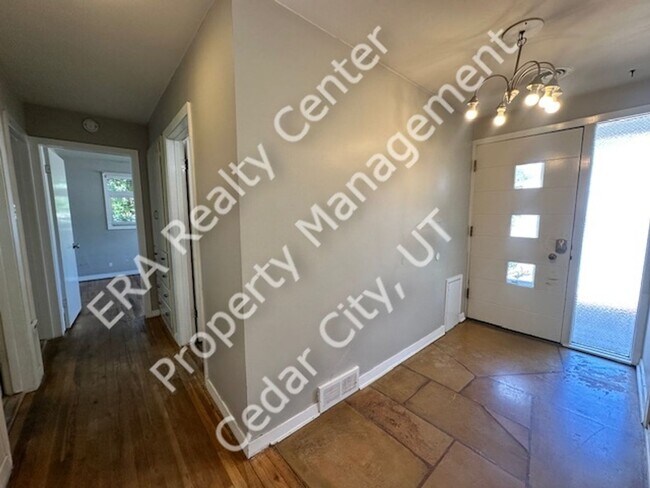 Building Photo - Move in Discount! Charming Ranch Style Single Family Home