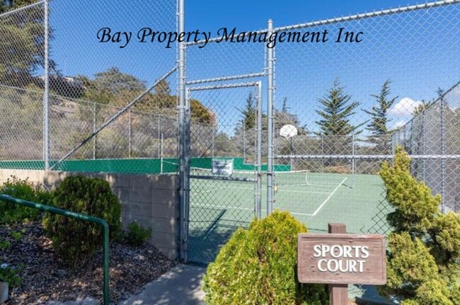Building Photo - Beautiful Del Rey Oaks condo!