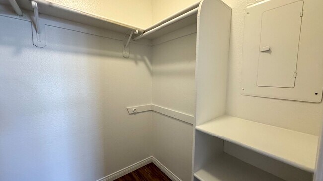 Building Photo - Las Vegas 2-Bed, 2-Bath Condo in Secure Ga...