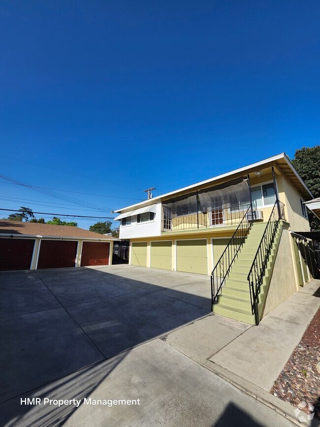 Building Photo - Beautilful 1-bedroom Upstairs Apartment in...