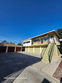 Building Photo - Beautilful 1-bedroom Upstairs Apartment in...
