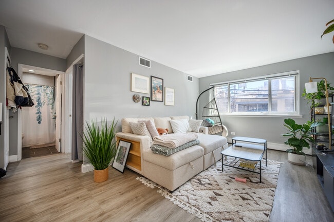 Building Photo - 515 W Wrightwood Ave