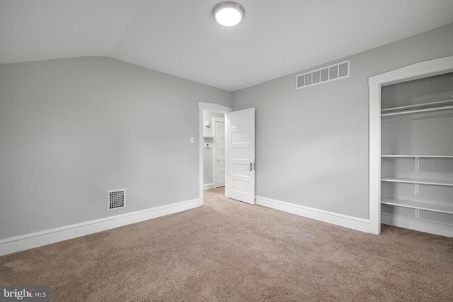 Building Photo - 28 E Holly Ave