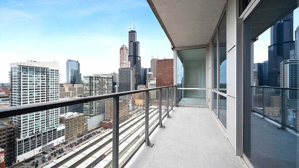 Building Photo - 726 S Clark St