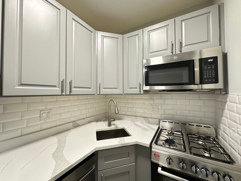 Building Photo - 545 W Belmont Ave
