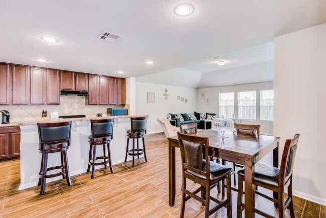 Building Photo - 7223 Foxwood Mist Trl