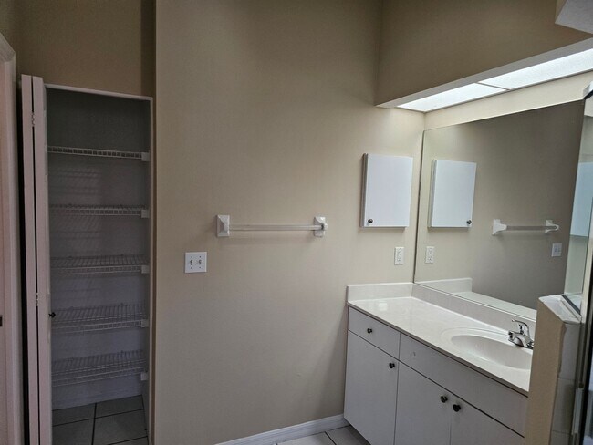 Building Photo - 627 25th Dr E