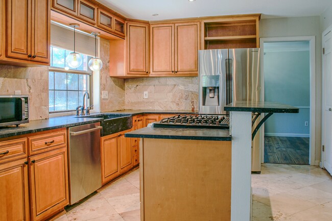 Building Photo - 8586 E Lakeview Dr