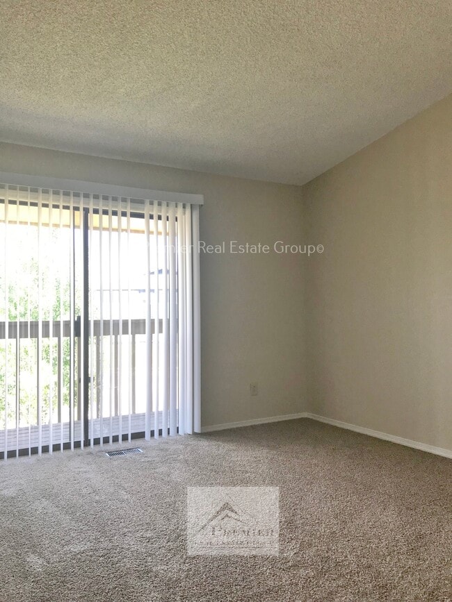 Building Photo - 527 Comanche Village Dr
