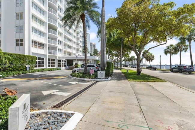 Building Photo - 1420 Brickell Bay Dr