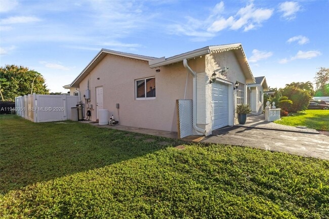 Building Photo - 8014 NW 101st Ave