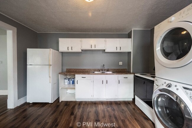 Building Photo - Charming 2 Bed Duplex in Indianapolis with Spacious Layout and Prime Location!