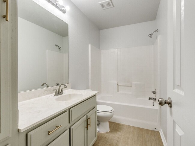 Building Photo - Updated Home + North Edmond + 4 Bedrooms