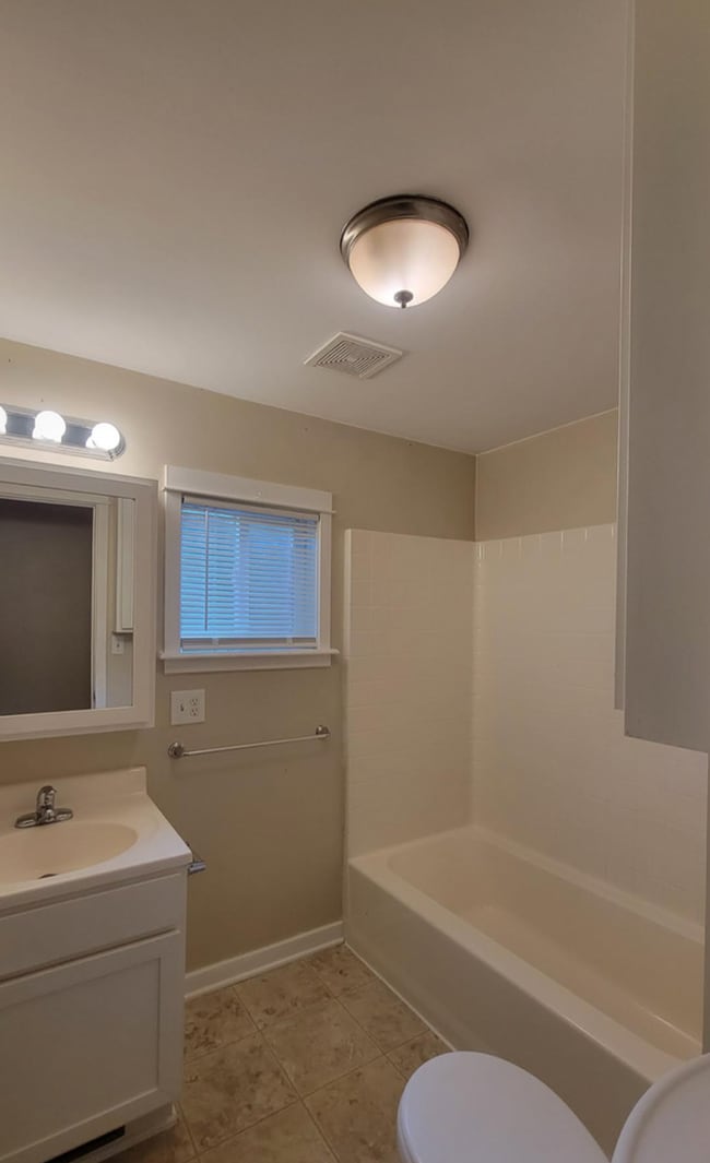 Building Photo - Cozy Home Near Old Town – Live in the Hear...