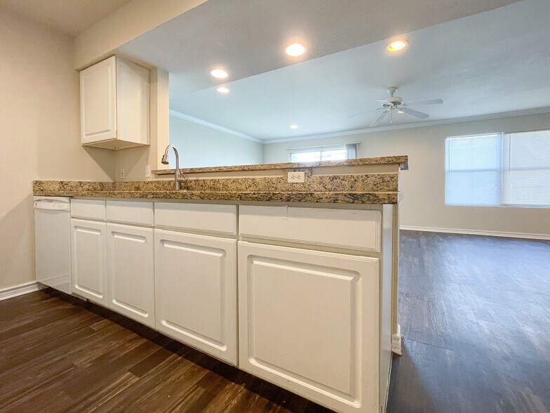 Building Photo - 309 Gurley Ln