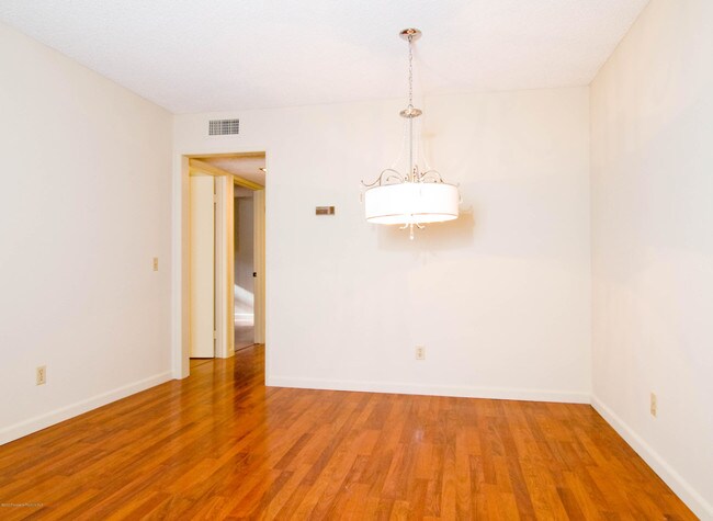 Building Photo - 898 Temple Terrace