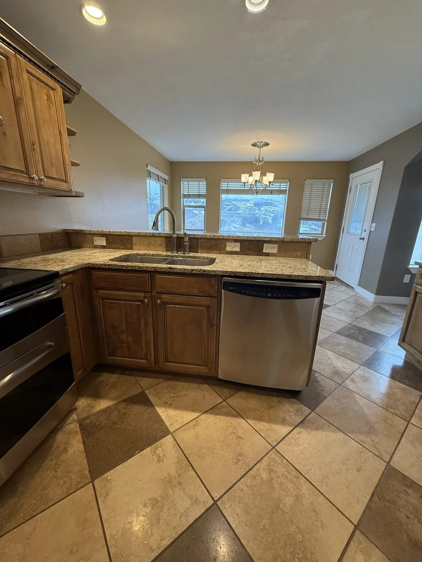 Building Photo - 1390 Stoneridge Dr