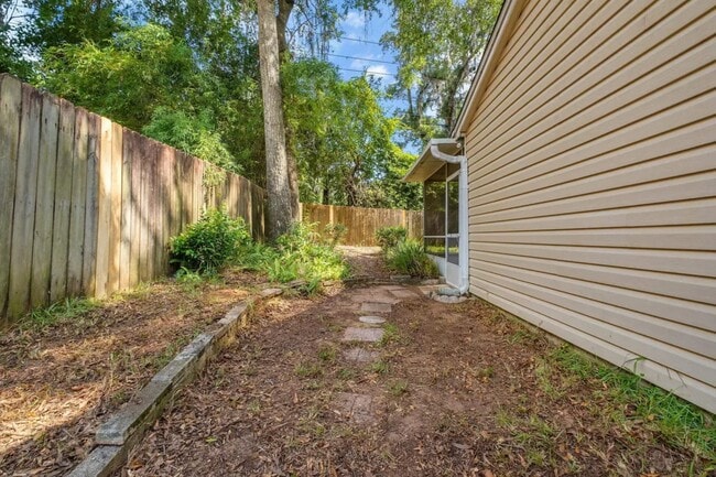 Building Photo - Benchmark Trace