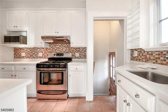 Building Photo - 133 Pine Grove Ave