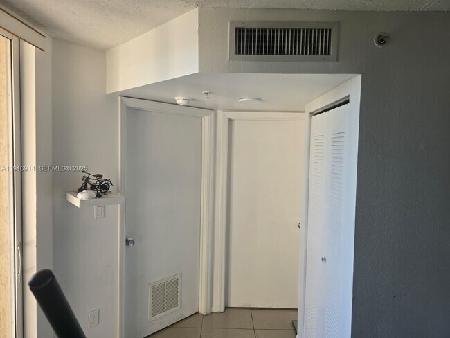 Building Photo - 102 SW 6th Ave