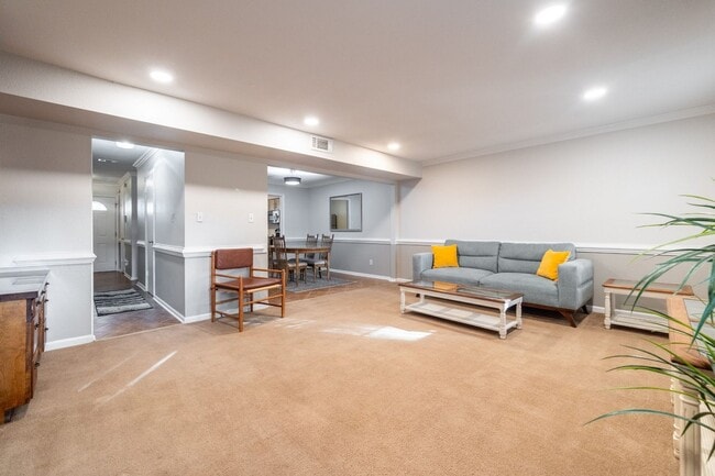 Building Photo - 3 Bedroom 2.5 Bathroom Condo!