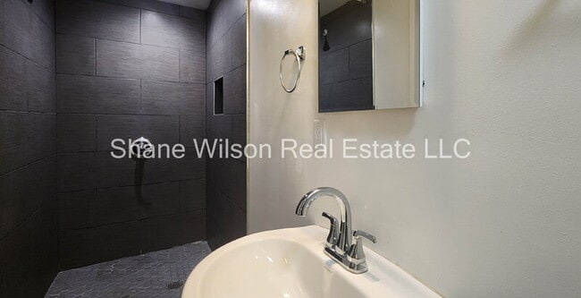 Building Photo - 3610 Anderson Ave