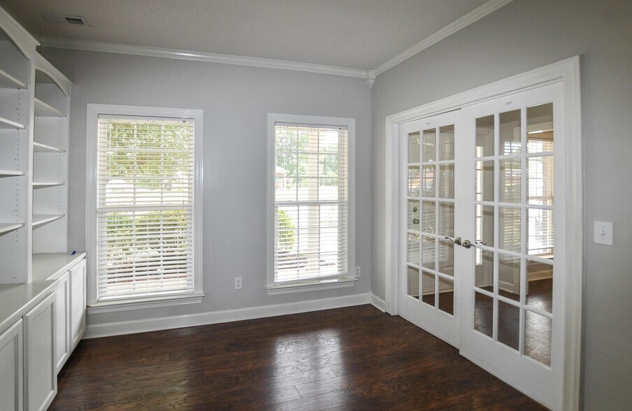 Building Photo - 105 Knotting Pl