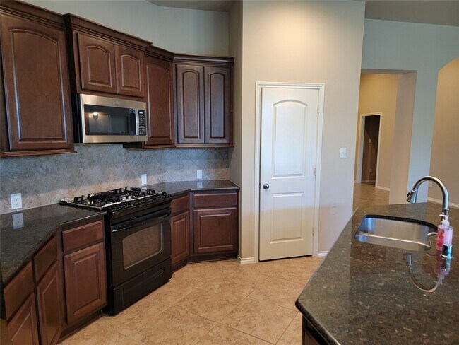 Building Photo - 5534 Stoneridge Ct