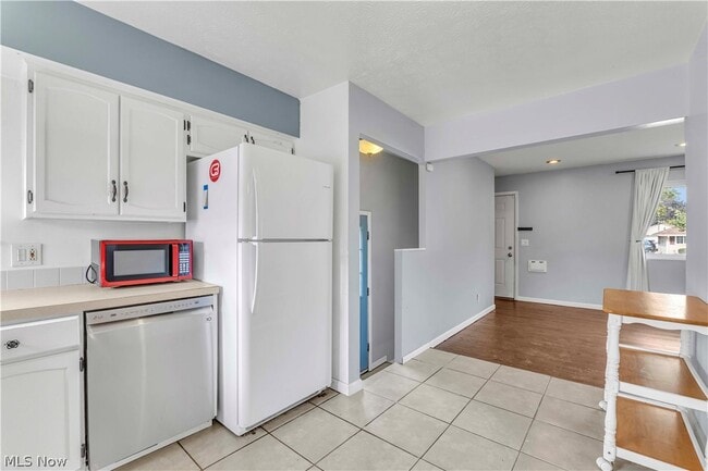 Building Photo - 325 Thelma Dr
