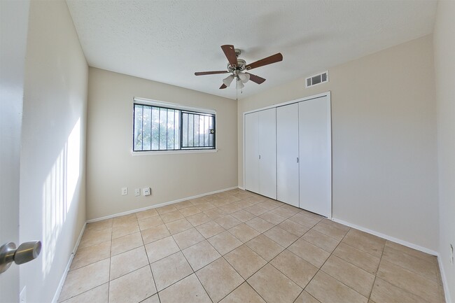 Building Photo - 4011 Smooth Oak Ln