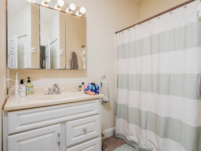 Building Photo - 546 E 8th St