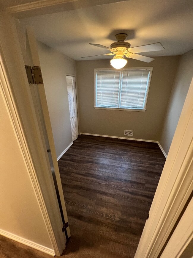 Building Photo - 920 Homberg Ave