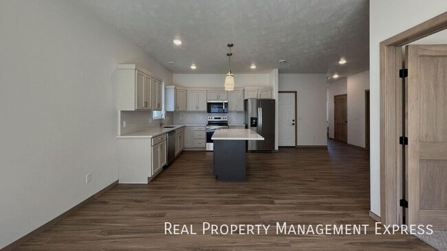 Building Photo - Modern 3-Bed, 2.5-Bath Home in West Sioux ...