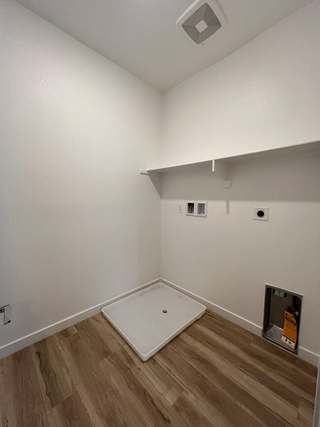 Building Photo - Gorgeous *BRAND NEW* Townhome in Midtown V...