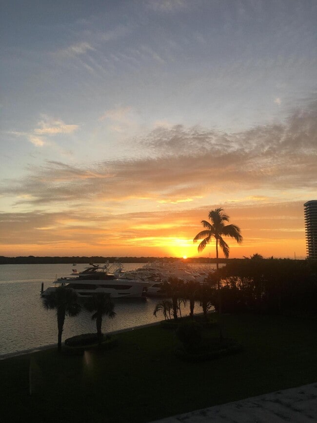 Building Photo - 124 Lakeshore Dr